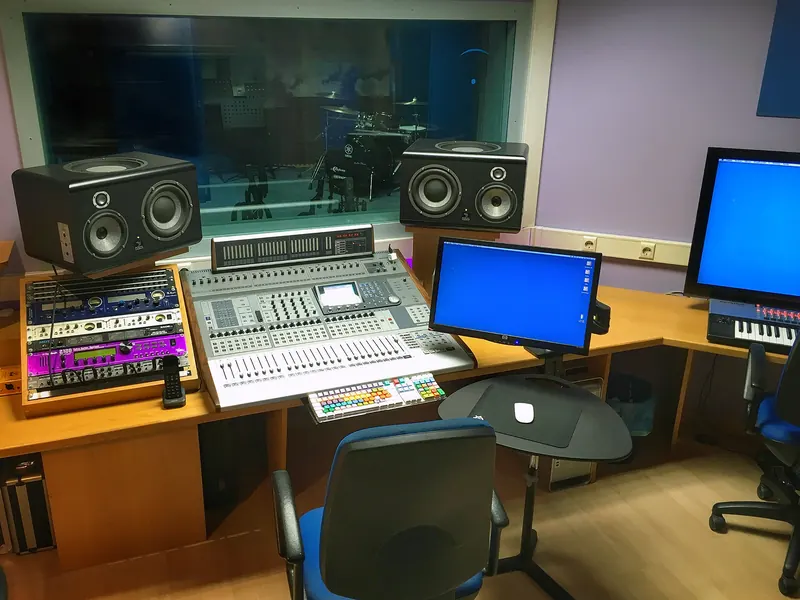 General view of Room C and the window onto the live room